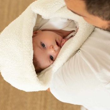 Papà che porta il suo bambino ben avvolto nel suo sacco nanna Papà che porta il suo bambino ben avvolto nel suo sacco nanna