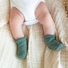 Baby schön warm mit seinen olivfarbenen Socken