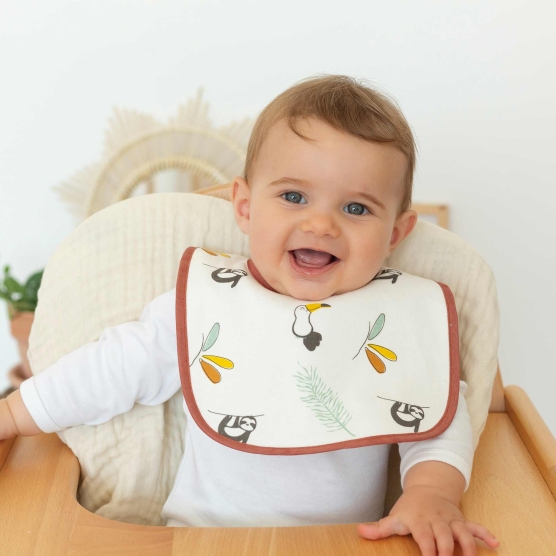 Set mit 6 weißen Lätzchen mit kleinen bunten Tieren