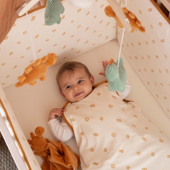 Bébé dans son lit qui écoute la musique du mobile