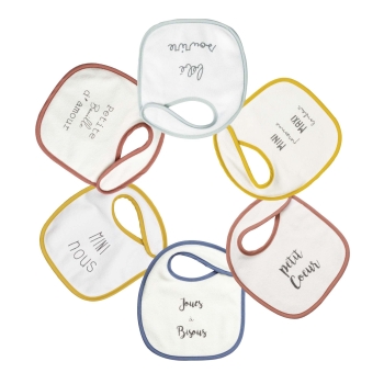 Conjunto de 6 babetes brancos com pequenas mensagens