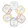 Conjunto de 6 babetes brancos com pequenas mensagens