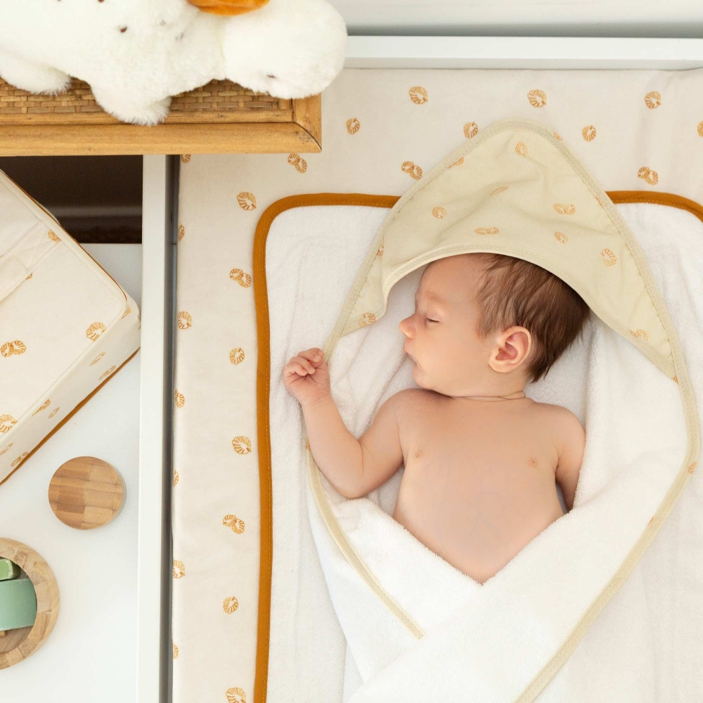 Baby auf seiner Wickelauflage Baby auf seiner Wickelauflage