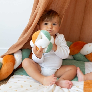 Bébé joue avec sa balle d'éveil