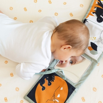 Bambino che legge il suo libro per la prima infanzia