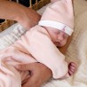 Bébé avec son bonnet naissance rose Bébé avec son bonnet naissance rose
