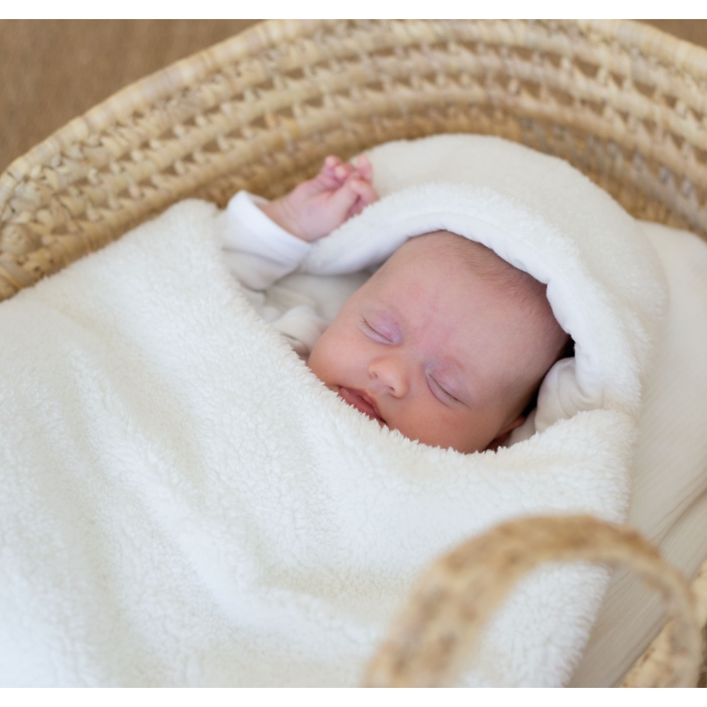 Bébé qui dort au chaud dans son nid d'ange en sherpa tout doux Bébé qui dort au chaud dans son nid d'ange en sherpa tout doux
