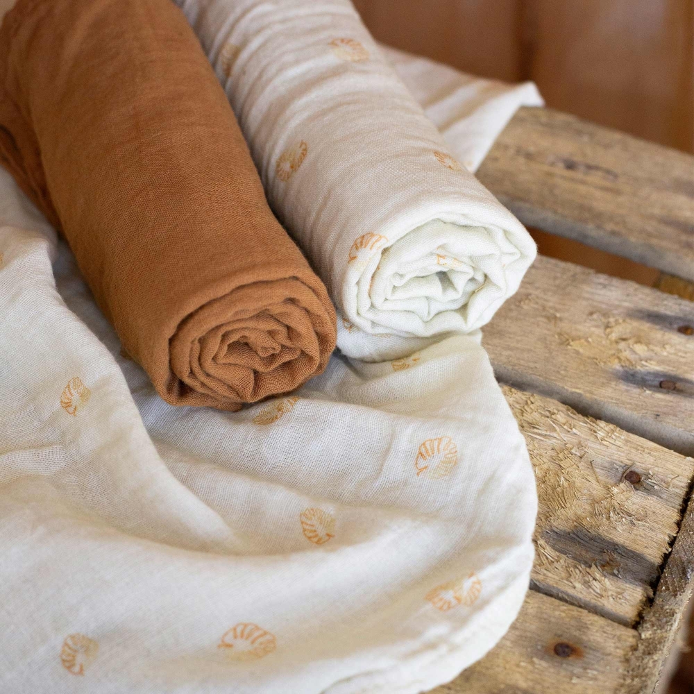 Pannolini per bambini su una cassa di legno Pannolini per bambini su una cassa di legno