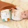 Bebé que juega con su cubo de estimulación