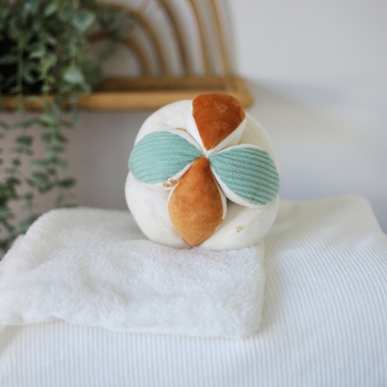 Balle sensorielle posée sur la couverture