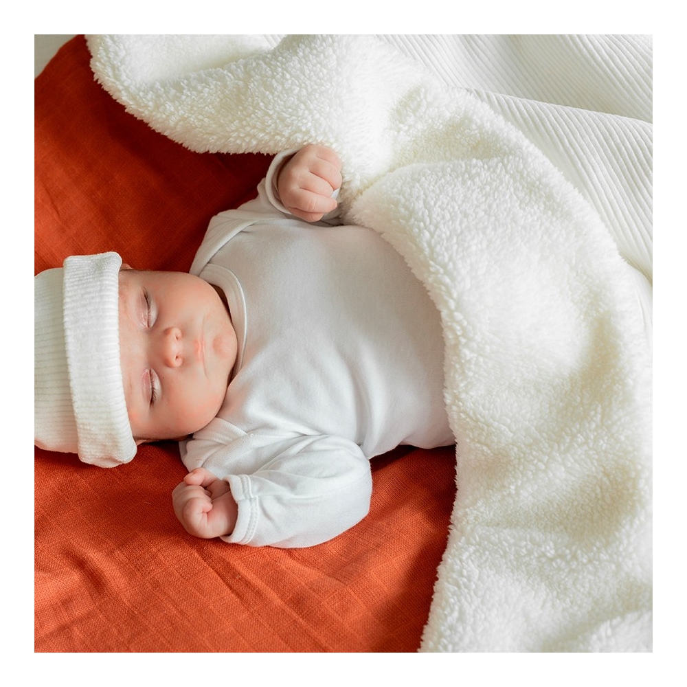 Bebé a dormir bem quentinho debaixo da sua manta sherpa