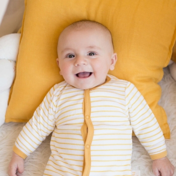 Baby in seinem gestreiften Schlafanzug