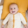 Bebé com o seu pijama às riscas