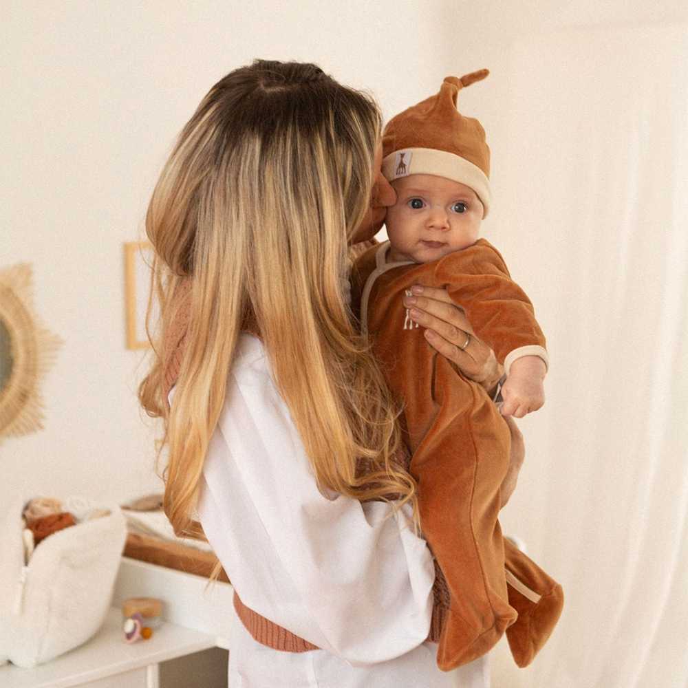 Bebé ao colo da mãe com conjunto completo camel Sophie la girafe Bebé ao colo da mãe com conjunto completo camel Sophie la girafe