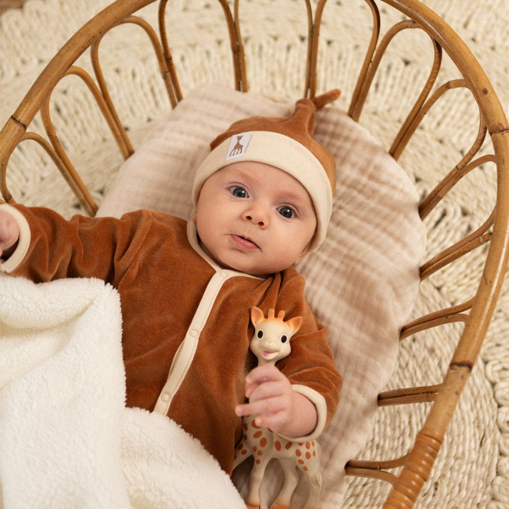 Bébé avec son pyjama camel et le bonnet assorti
