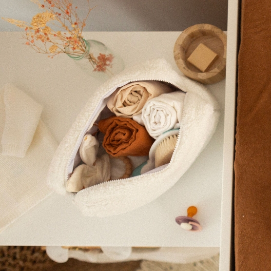 Weiße Baby-Kulturtasche aus Samt mit Reißverschluss