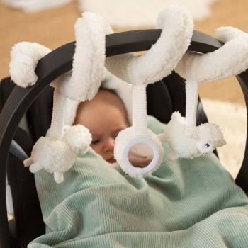 Bambino nel suo seggiolino con la sua spirale gioco Bambino nel suo seggiolino con la sua spirale gioco
