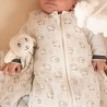 bebé com o peluche de ovelha nos braços bebé com o peluche de ovelha nos braços