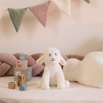 enscenering van een schapenknuffel in een babyspeelruimte enscenering van een schapenknuffel in een babyspeelruimte