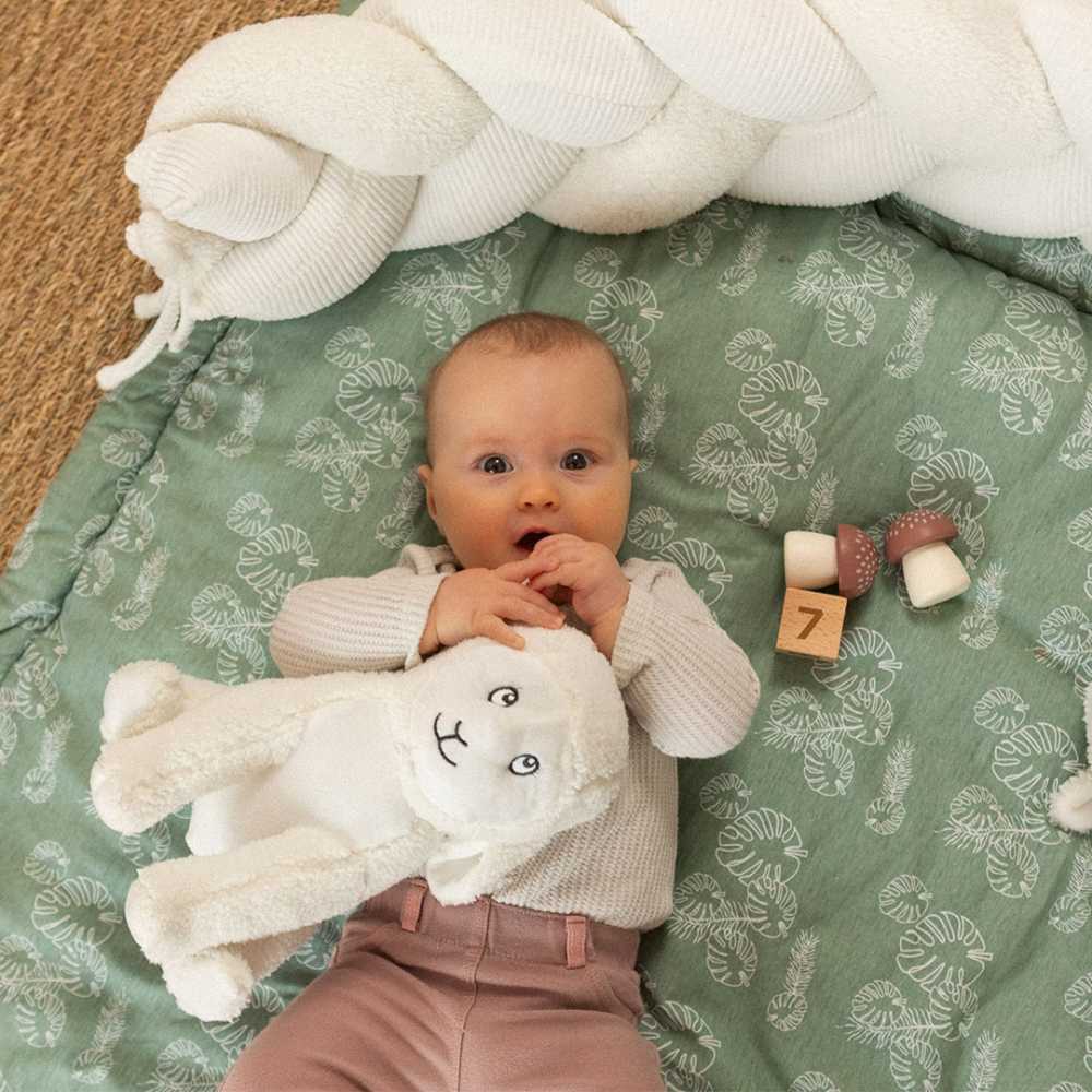 bebé com o seu peluche de ovelha no tapete de atividades bebé com o seu peluche de ovelha no tapete de atividades