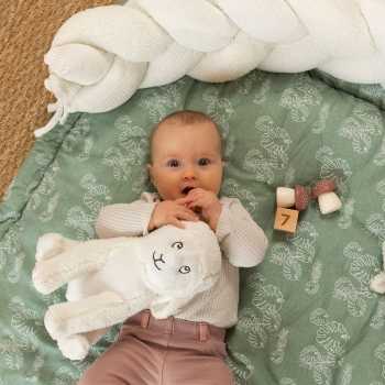 bebé com o seu peluche de ovelha no tapete de atividades bebé com o seu peluche de ovelha no tapete de atividades