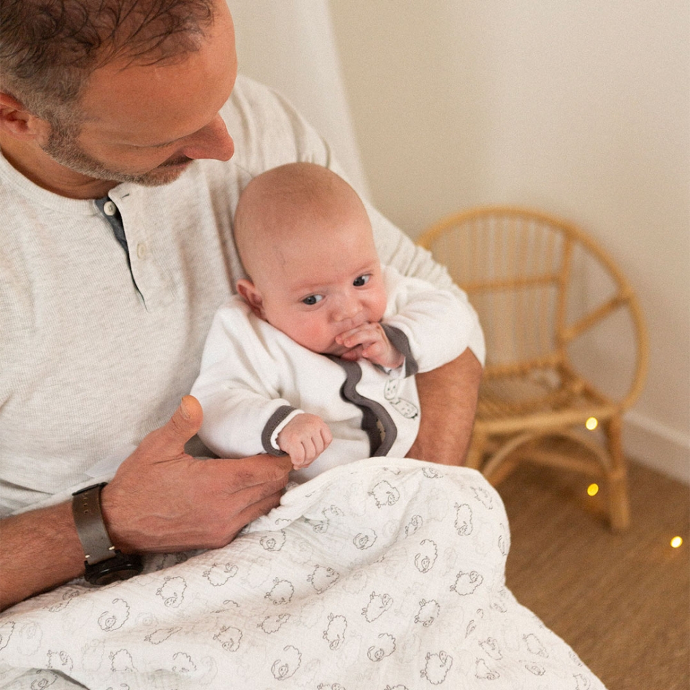 Bébé avec son papa et sa couverture mouton