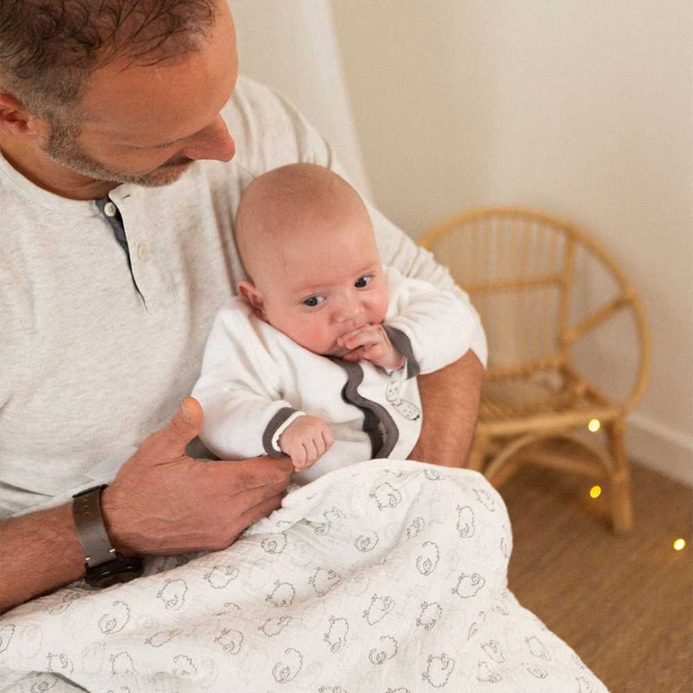 Bebé com o pai e a sua manta com ovelhinhas