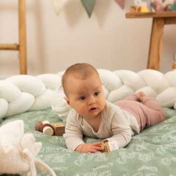 bebé no seu espaço de brincar com a sua trança de berço bebé no seu espaço de brincar com a sua trança de berço