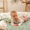 bebé no seu espaço de brincar com a sua trança de berço bebé no seu espaço de brincar com a sua trança de berço