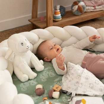 bebé com a coleção Wooly e trança decorativa bebé com a coleção Wooly e trança decorativa
