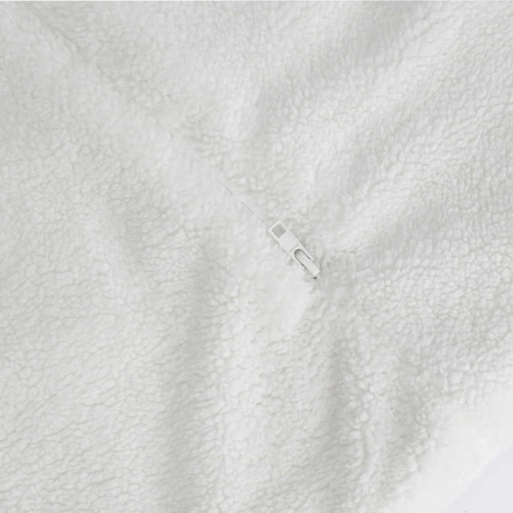 Zoom on sherpa material and sleeping bag closure Zoom on sherpa material and sleeping bag closure