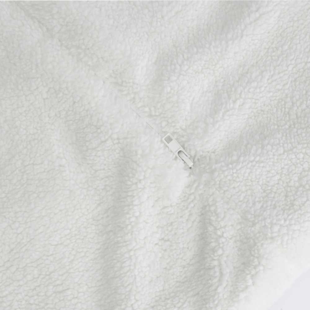 Pormenor do tecido sherpa e do fecho do saco-cama para bebé Pormenor do tecido sherpa e do fecho do saco-cama para bebé