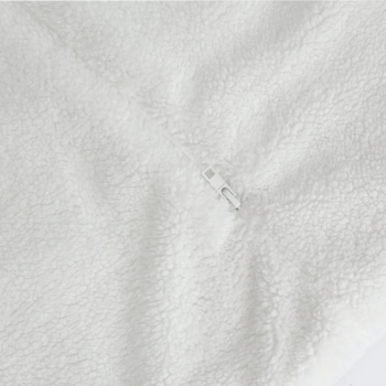 Zoom on sherpa material and sleeping bag closure Zoom on sherpa material and sleeping bag closure