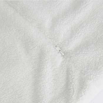 Pormenor do tecido sherpa e do fecho do saco-cama para bebé Pormenor do tecido sherpa e do fecho do saco-cama para bebé