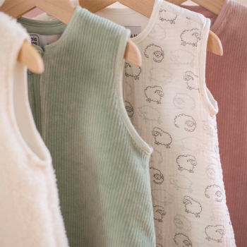 lotes de saco de dormir presentados en perchas