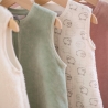 conjuntos de sacos de dormir para bebé apresentados em cabides conjuntos de sacos de dormir para bebé apresentados em cabides
