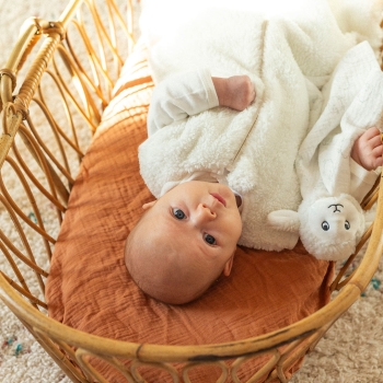bébé dans son landau avec sa gigoteuse blanche 0/6 mois bébé dans son landau avec sa gigoteuse blanche 0/6 mois