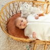 Bebé no seu saco de dormir em sherpa com o seu peluche de conforto Bebé no seu saco de dormir em sherpa com o seu peluche de conforto