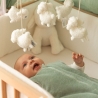 bebé na cama com o seu saco de dormir de veludo verde