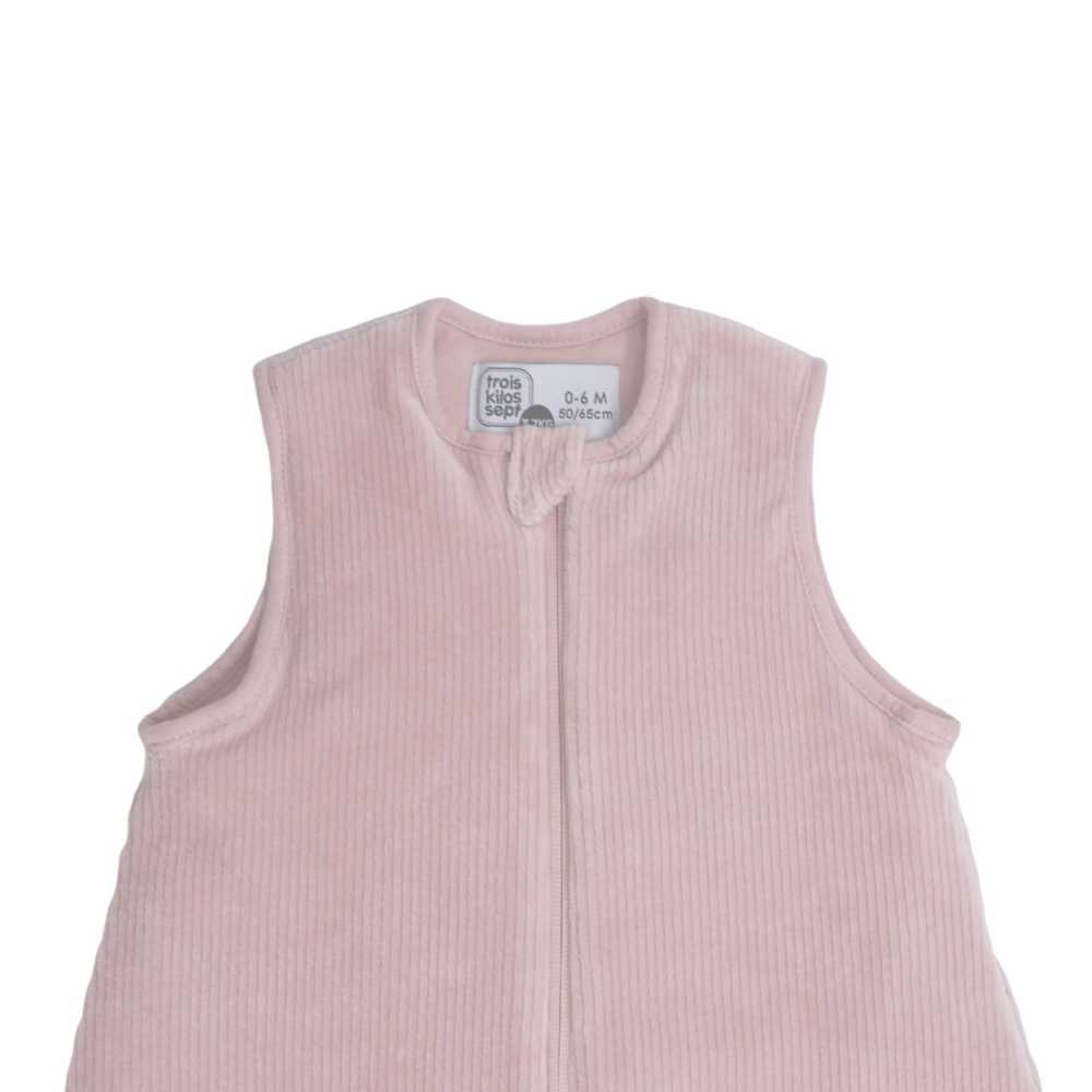 Pormenor da gola do saco de dormir para recém-nascido em rosa-pó