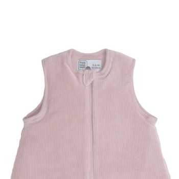 Pormenor da gola do saco de dormir para recém-nascido em rosa-pó