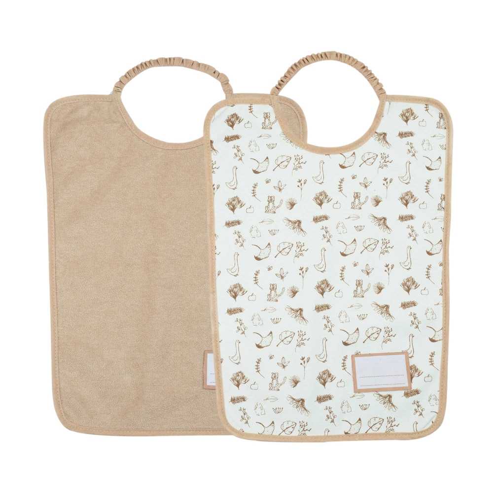 Conjunto de 2 babetes para o infantário, um bege e outro com padrões bege Conjunto de 2 babetes para o infantário, um bege e outro com padrões bege