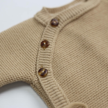 détail sur les boutons de la brassière bébé en maille