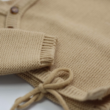 Dettaglio del tessuto per il cardigan neonato color caramello Dettaglio del tessuto per il cardigan neonato color caramello