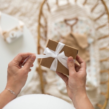 Öffnung der Geschenkbox zur Schwangerschaftsankündigung für Papa Öffnung der Geschenkbox zur Schwangerschaftsankündigung für Papa
