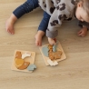 Menina a brincar com os seus puzzles de madeira Menina a brincar com os seus puzzles de madeira