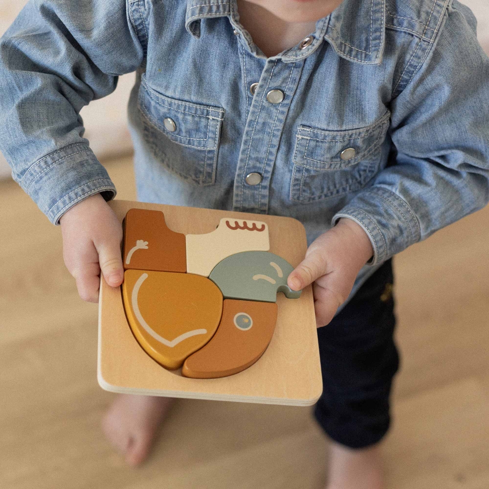 Bambino con il puzzle di elefanti in legno Bambino con il puzzle di elefanti in legno