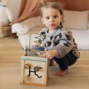 Baby speelt met zijn houten kubus Baby speelt met zijn houten kubus