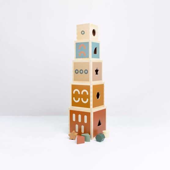 Torre de cubos de madeira com peças de encaixar