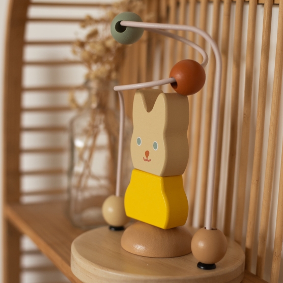 laberinto de madera con cuentas